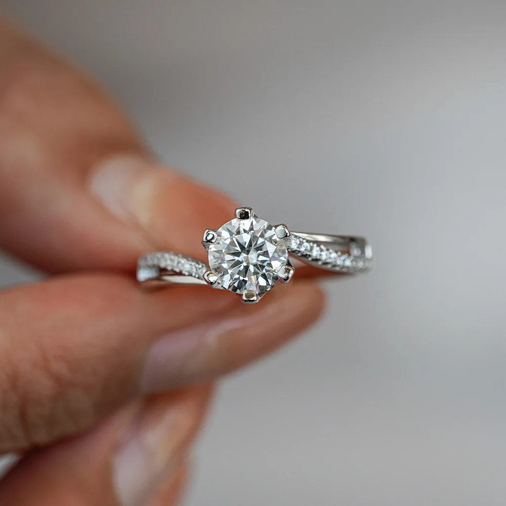 루미라 스파클링 트위스티드 암 모이사나이트 플래티넘 P - Moissanite Engagement Ring 1 Carat 리뷰 및 가격